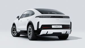 Vista exterior de Cayenne Turbo Coupé Electric mostrando la parte trasera y el lado izquierdo del coche