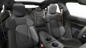 Vista interior de los asientos delanteros del Taycan Turbo S