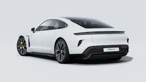 Vista exterior de Taycan Turbo S mostrando la parte trasera y el lado izquierdo del coche