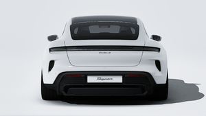 Vista exterior de Taycan Turbo S mostrando la parte trasera del coche