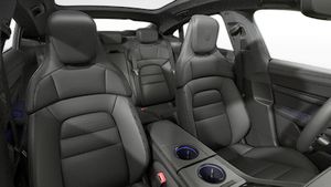 Vista interior de los asientos delanteros del Taycan Black Edition