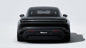 Vista exterior de Taycan Black Edition mostrando la parte trasera del coche