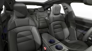 Vista interior de los asientos delanteros del Taycan 4S Black Edition