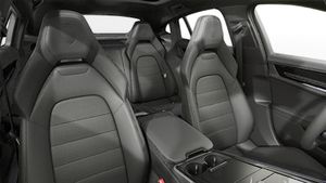 Vista interior de los asientos delanteros del Panamera 4 E-Hybrid