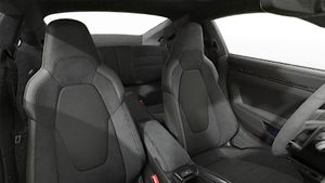 Vista interior de los asientos delanteros del 911 Carrera GTS