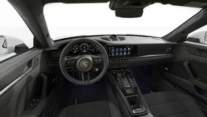 Vista interior que muestra el volante y el salpicadero de 911 Carrera GTS