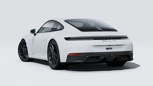 Vista exterior de 911 Carrera GTS mostrando la parte trasera y el lado izquierdo del coche