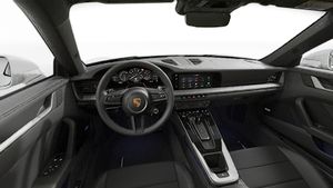 Vista interior que muestra el volante y el salpicadero de 911 Carrera