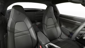 Vista interior de los asientos delanteros del 911 Targa 4S