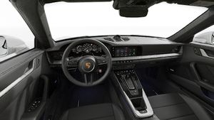Vista interior que muestra el volante y el salpicadero de 911 Carrera 4S Cabriolet