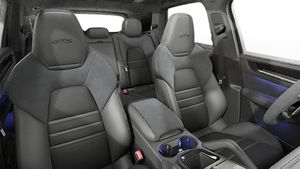 Vista interior de los asientos delanteros del Cayenne GTS