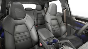 Vista interior de los asientos delanteros del Cayenne Turbo E-Hybrid