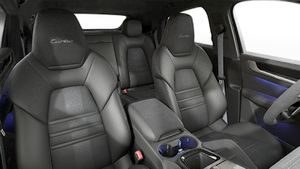 Vista interior de los asientos delanteros del Cayenne Turbo E-Hybrid Coupe con paquete GT
