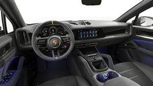 Vista interior que muestra el volante y el salpicadero de Cayenne Turbo E-Hybrid Coupe con paquete GT