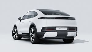 Vista exterior de Cayenne S Coupé Electric mostrando la parte trasera y el lado izquierdo del coche