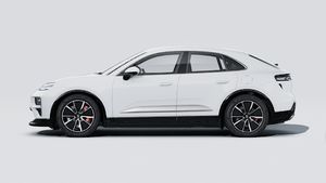 Vista exterior de Macan Turbo Electric mostrando el lado izquierdo del coche