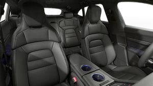 Vista interior de los asientos delanteros del Taycan 4 Cross Turismo