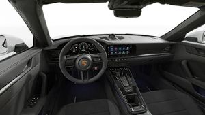 Vue de l'intérieur montrant le volant et le tableau de bord d'un véhicule de transport de marchandises. 911 Carrera GTS Cabriolet