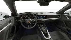Vue de l'intérieur montrant le volant et le tableau de bord d'un véhicule de transport de marchandises. 911 Carrera Cabriolet