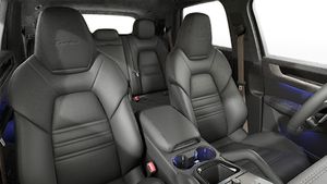 Vue intérieure montrant les sièges avant de Cayenne Turbo E-Hybrid
