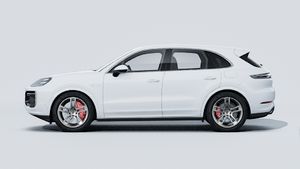 Vue extérieure de Cayenne Turbo E-Hybrid montrant le côté gauche de la voiture