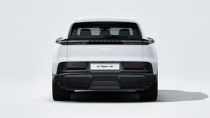 Vue extérieure de Cayenne Electric montrant l'arrière de la voiture