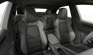 Vue intérieure montrant les sièges avant de Macan GTS