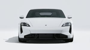Vue extérieure de Taycan Turbo S montrant l'avant de la voiture