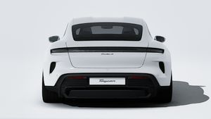 Vue extérieure de Taycan Turbo S montrant l'arrière de la voiture