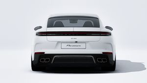 Vue extérieure de Panamera Turbo E-Hybrid montrant l'arrière de la voiture