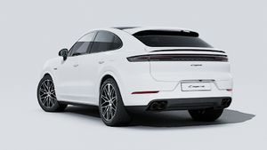 Widok zewnętrzny Cayenne E-Hybrid Coupé Black Edition przedstawiający tył i lewą stronę samochodu