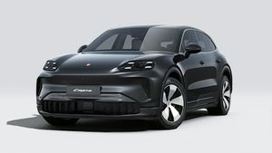 Widok zewnętrzny Cayenne Electric przedstawiający przód i lewą stronę samochodu
