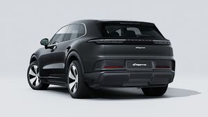 Widok zewnętrzny Cayenne Electric przedstawiający tył i lewą stronę samochodu