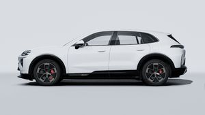 Widok zewnętrzny Cayenne Turbo Electric przedstawiający lewą stronę samochodu