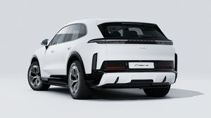 Widok zewnętrzny Cayenne Turbo Electric przedstawiający tył i lewą stronę samochodu