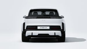 Widok zewnętrzny Cayenne Turbo Electric przedstawiający tył samochodu