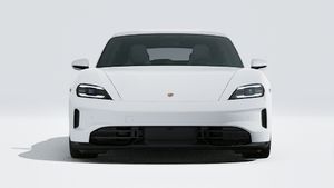 Widok zewnętrzny Taycan GTS Sport Turismo przedstawiający przód samochodu
