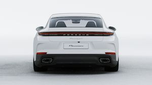 Widok zewnętrzny Panamera 4 przedstawiający tył samochodu