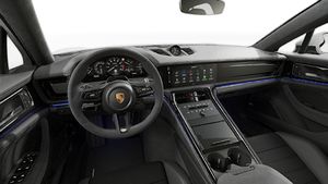 Widok wnętrza przedstawiający kierownicę i deskę rozdzielczą Panamera GTS