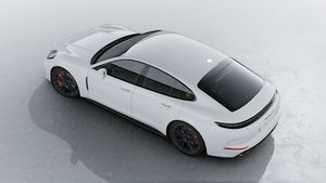 Widok zewnętrzny strony Panamera GTS widziany z góry