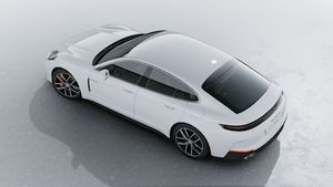 Widok zewnętrzny strony Panamera 4S E-Hybrid widziany z góry