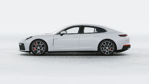 Widok zewnętrzny Panamera 4S E-Hybrid przedstawiający lewą stronę samochodu