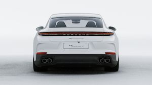 Widok zewnętrzny Panamera 4S E-Hybrid przedstawiający tył samochodu