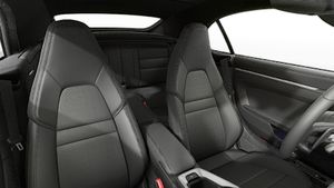 Vista interior, mostrando os bancos dianteiros do 911 Carrera 4S Cabriolet