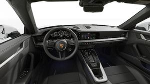 Vista interior, mostrando o volante e o painel de instrumentos de 911 Carrera 4S Cabriolet