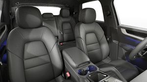 Vista interior, mostrando os bancos dianteiros do Cayenne E-Hybrid