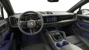 Vista interior, mostrando o volante e o painel de instrumentos de Cayenne E-Hybrid Black Edition