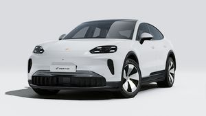 Vista exterior do Cayenne Coupé Electric, de frente e lateral esquerda