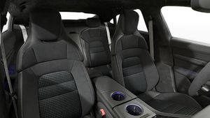 Vista interior, mostrando os bancos dianteiros do Taycan 4S Black Edition