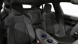 Vista interior, mostrando os bancos dianteiros do Taycan GTS Sport Turismo